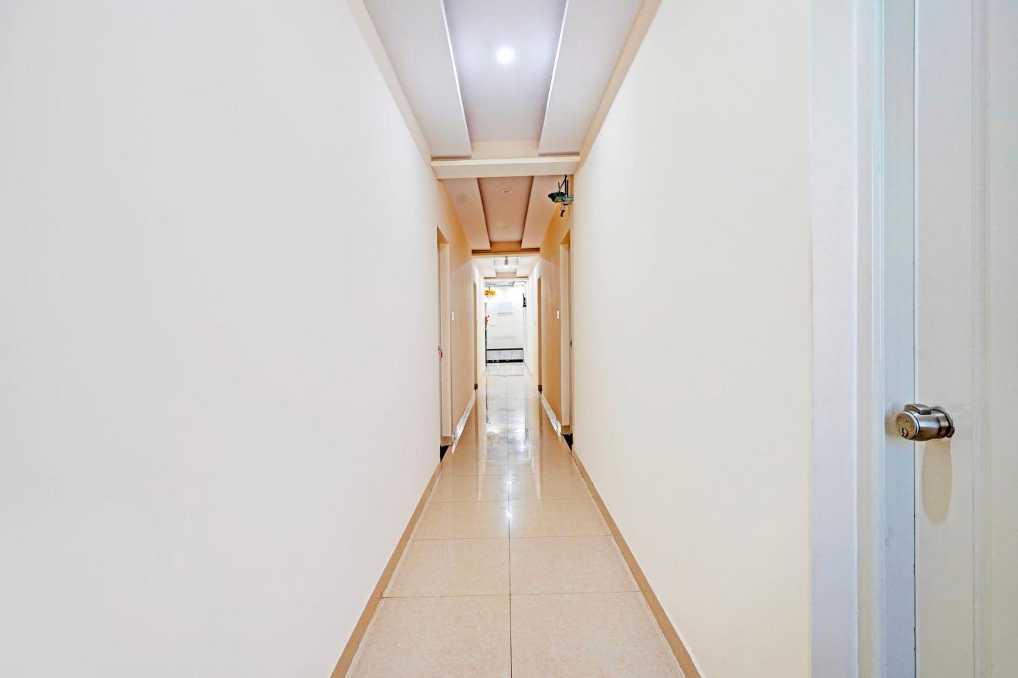Hotel Super Collection O Niladri Road à Kammasandra Extérieur photo